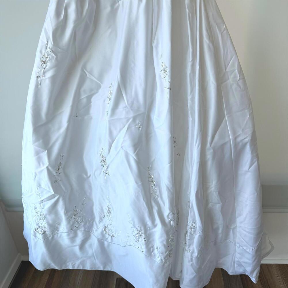 Y2K Mary’s Bridal White Beaded Ball Gown – Size 12 - Picture 5 of 7